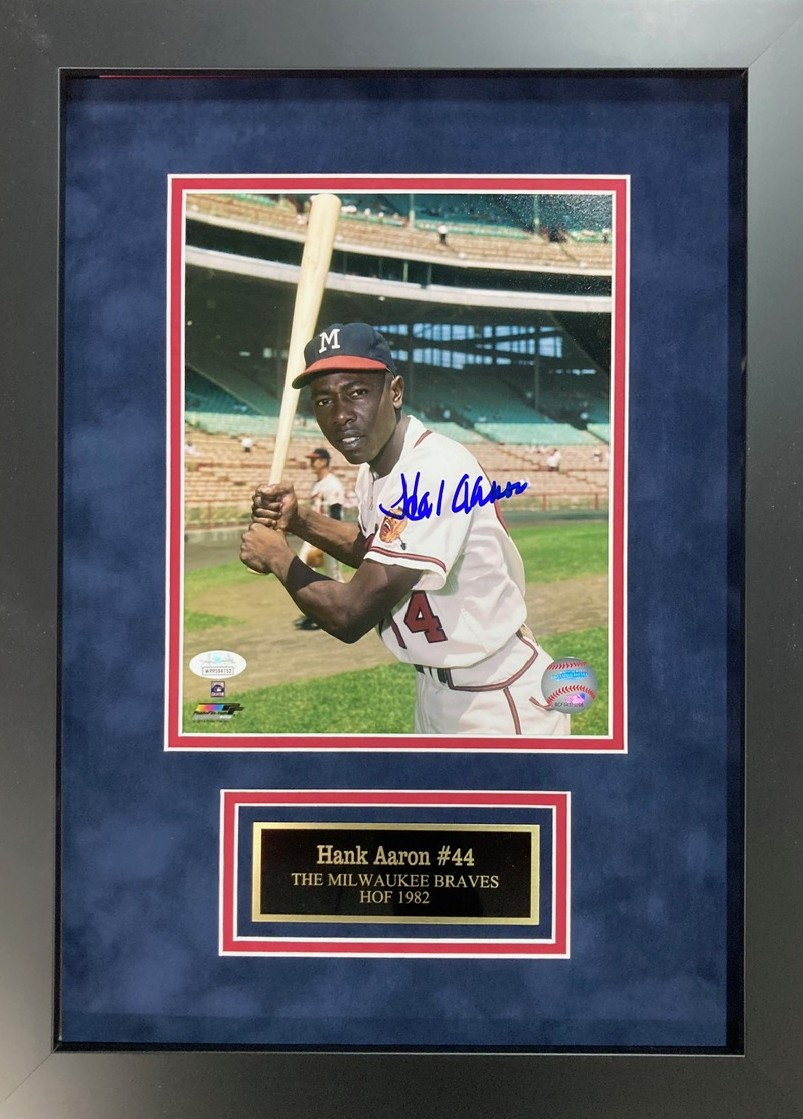 HANK AARON FRAMED SIGNED 8X10 PHOTO #18
