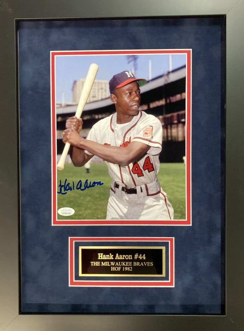 HANK AARON FRAMED SIGNED 8X10 PHOTO #21
