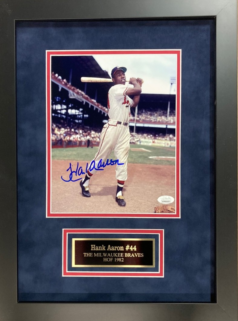 HANK AARON FRAMED SIGNED 8X10 PHOTO #23
