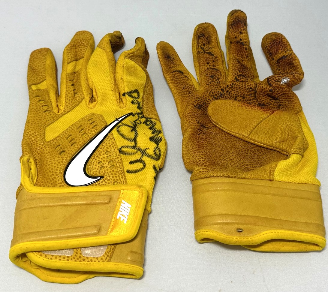 WILLIAM CONTRERAS SIGNED PAIR OF BRAVES NIKE 2022 GAME USED BATTING GLOVES #2 - JSA WILLIAM CONTRERAS SIGNED PAIR OF BRAVES NIKE 2022 GAME USED BATTING GLOVES #2 - JSA