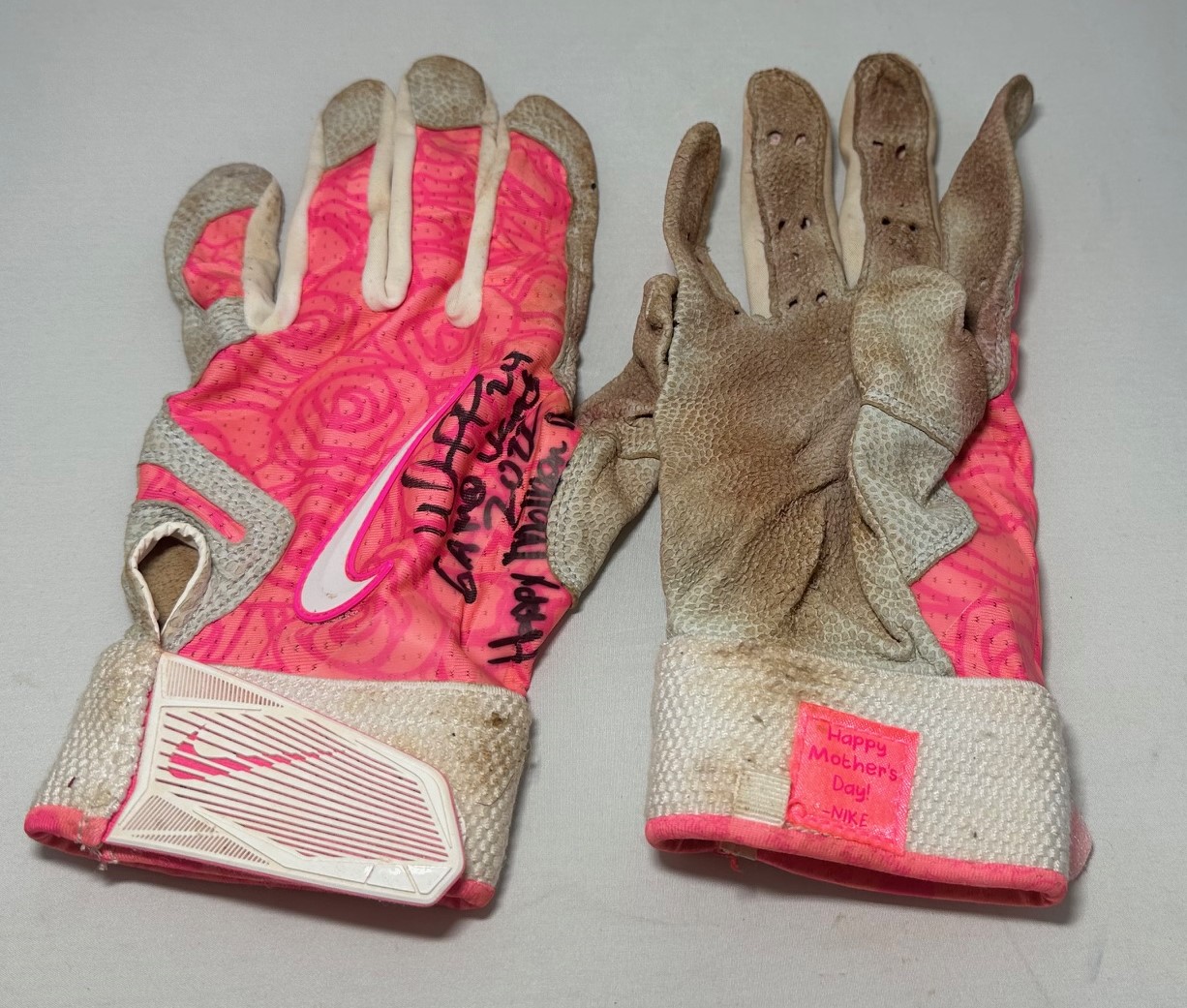 WILLIAM CONTRERAS SIGNED PAIR OF BRAVES NIKE 2022 MOTHER'S DAY GAME USED BATTING GLOVES #6 - JSA WILLIAM CONTRERAS SIGNED PAIR OF BRAVES NIKE 2022 MOTHER'S DAY GAME USED BATTING GLOVES #6 - JSA