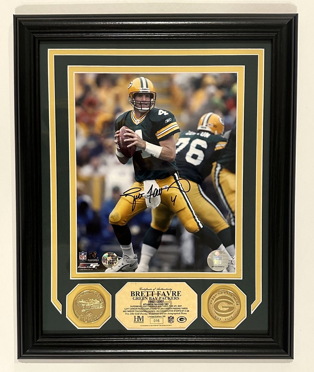 BRETT FAVRE FRAMED HIGHLAND MINT SIGNED PACKERS 8X10 PHOTO #3 WITH 24kt GOLD MEDALLIONS
