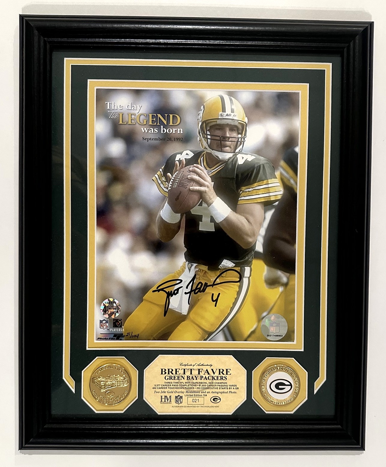 BRETT FAVRE FRAMED HIGHLAND MINT SIGNED PACKERS 8X10 PHOTO #2 WITH 24kt GOLD MEDALLIONS