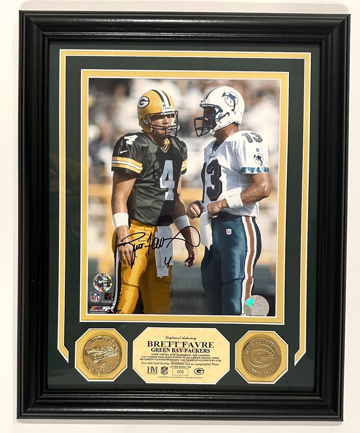 BRETT FAVRE FRAMED HIGHLAND MINT SIGNED PACKERS 8X10 PHOTO #1 WITH 24kt GOLD MEDALLIONS