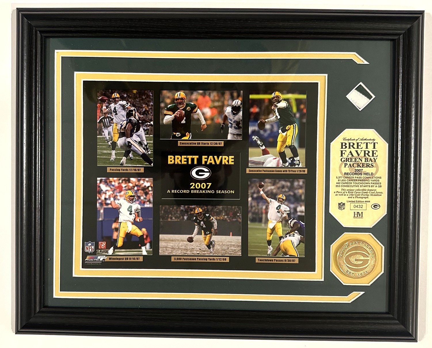 BRETT FAVRE FRAMED HIGHLAND MINT PACKERS 8X10 PHOTO INCLUDING JERSEY PIECE WITH 24KT GOLD MEDALLION