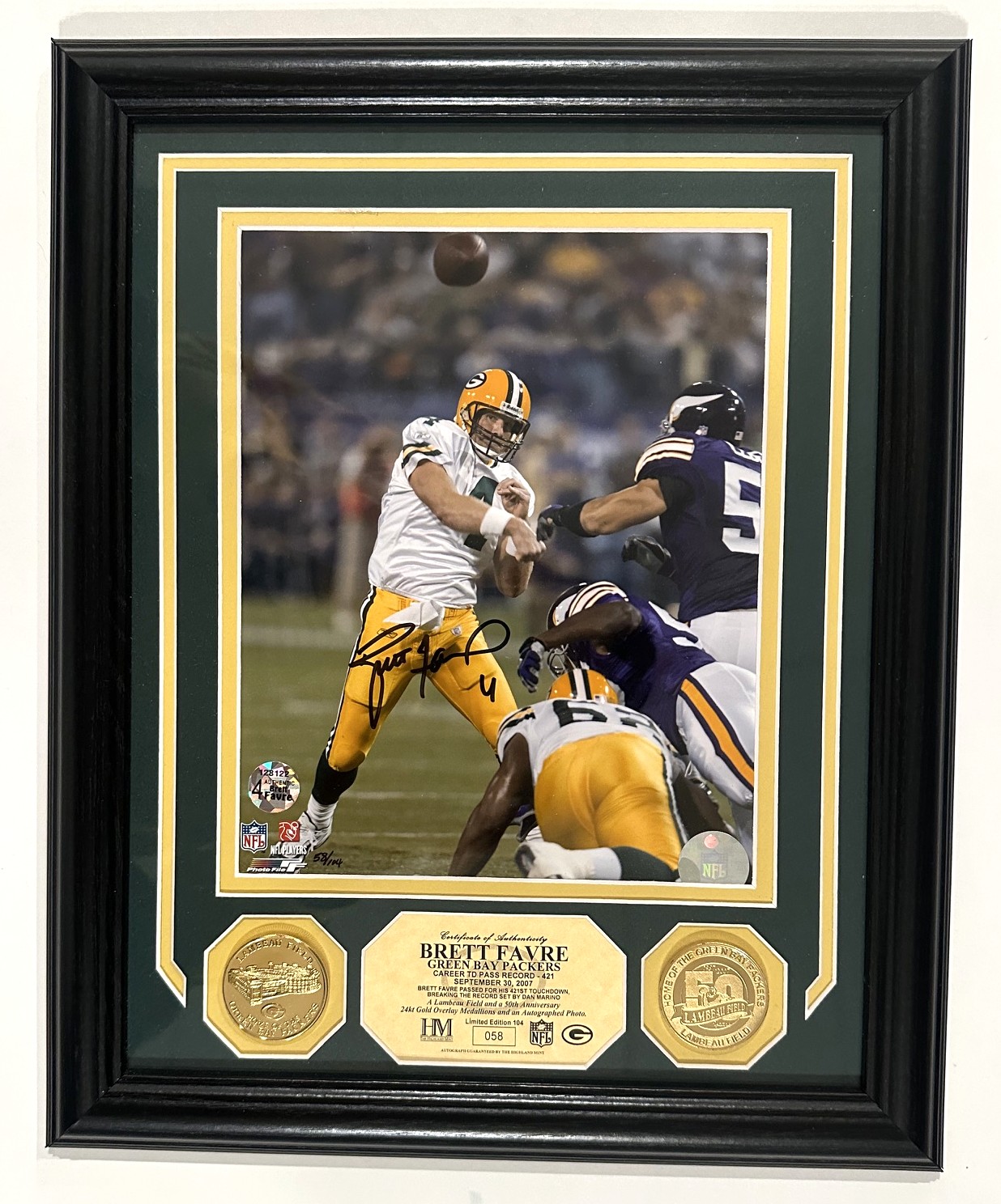 BRETT FAVRE FRAMED HIGHLAND MINT SIGNED PACKERS 8X10 PHOTO #5 WITH 24kt GOLD MEDALLIONS