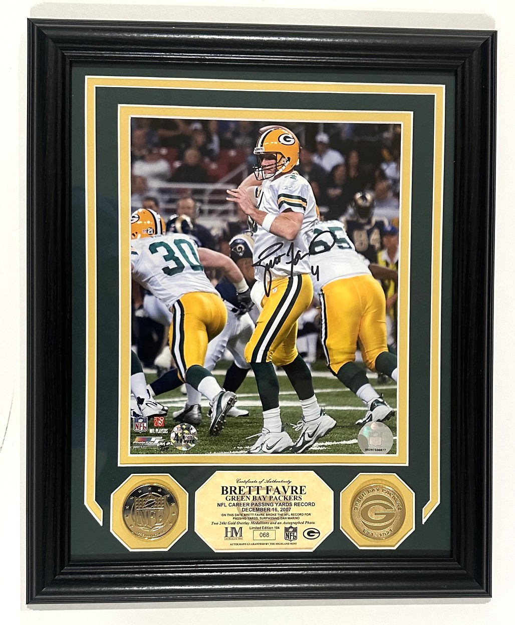 BRETT FAVRE FRAMED HIGHLAND MINT SIGNED PACKERS 8X10 PHOTO #7 WITH 24kt GOLD MEDALLIONS