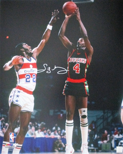 SIDNEY MONCRIEF SIGNED 16X20 BUCKS PHOTO #6