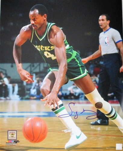 SIDNEY MONCRIEF SIGNED 16X20 BUCKS PHOTO #8