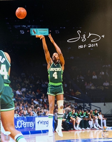 SIDNEY MONCRIEF SIGNED BUCKS 16X20 PHOTO #10 W/ HOF - JSA
